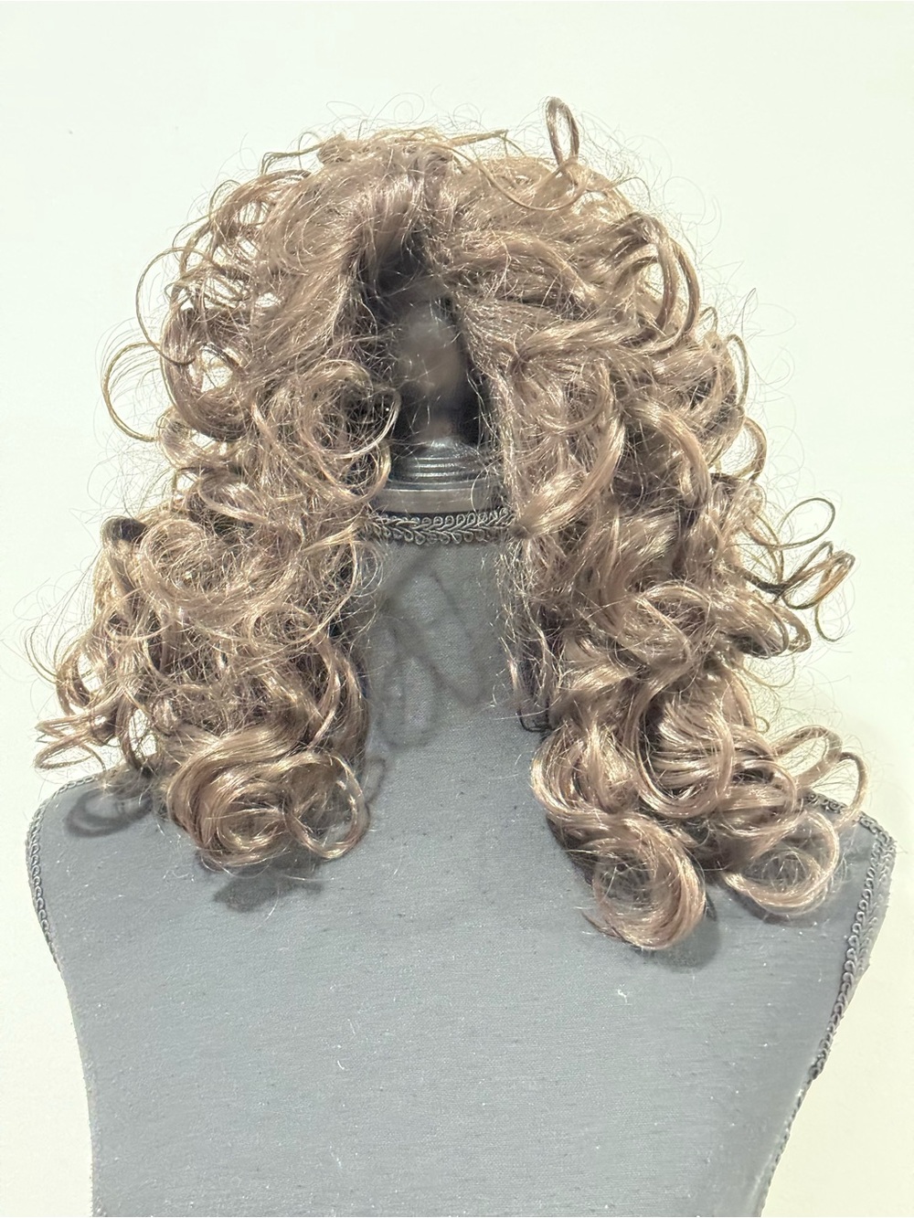 Brown Women's Curly Synthetic Wig in Light Brown - Classic Volume